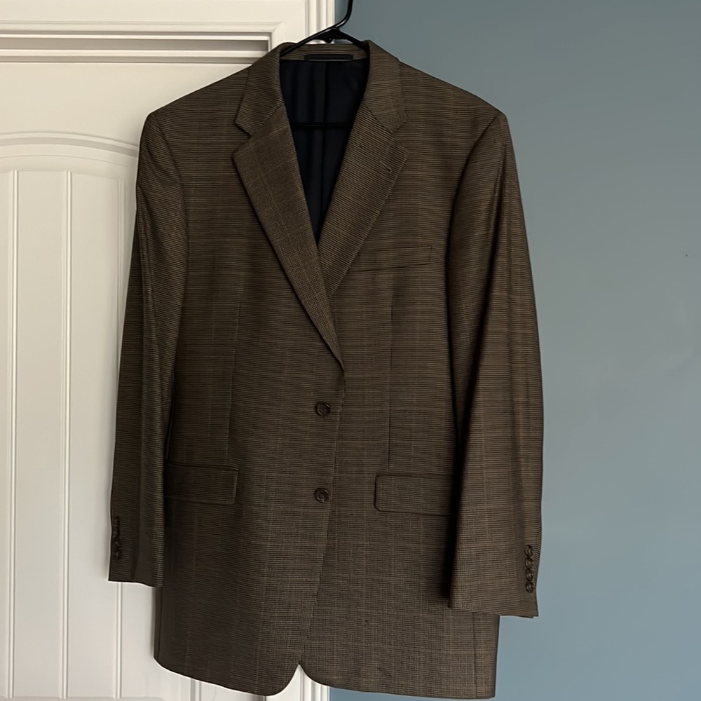 Men’s Burberry sports jacket. Size 44L in good condition. Jacket is 20 yrs old.